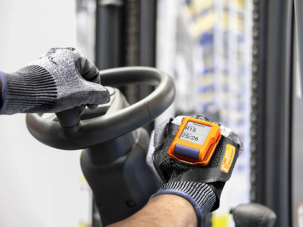 ProGlove_MARK_Display_Gabelstapler_300dpi_JPG_©ProGlove-scaled.jpg ProGlove_MARK_Display_Gabelstapler_300dpi_JPG_©ProGlove-scaled.jpg
