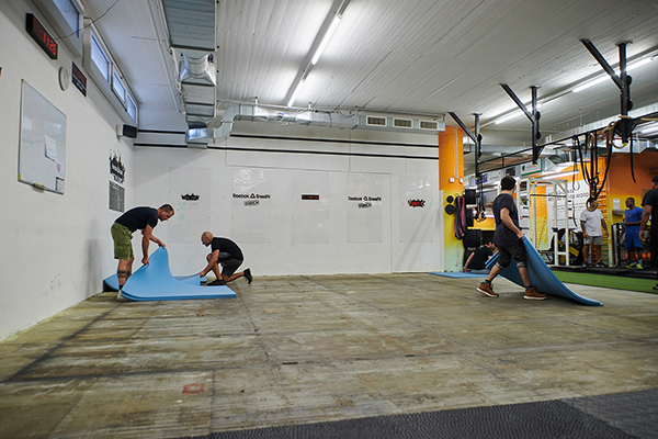 Eric Diaw und Team bei der Verlegearbeit.jpg