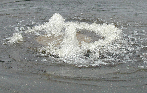 Foto-GET-KompInfo66-Schachtabdeckung mit Wasser-MG.jpg