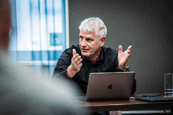 Kraus, Georg Dr - am Laptop erklärend.jpg Kraus, Georg Dr - am Laptop erklärend.jpg