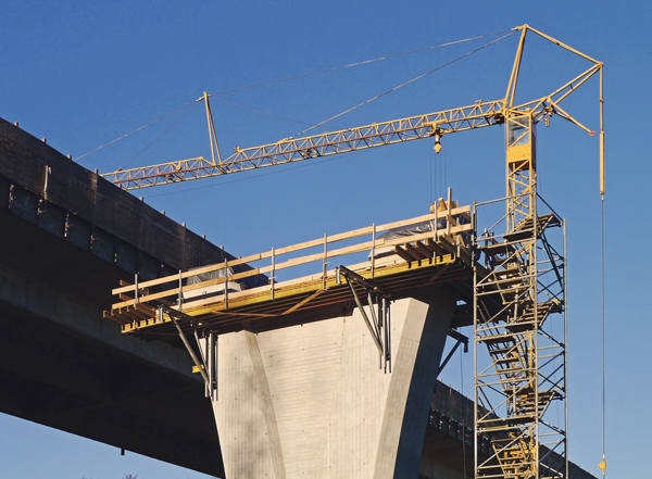 Kran reicht über eine Brücke