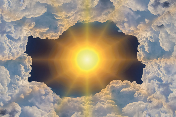 Sonne und Wolken Sonne mittig zwischen Wolken