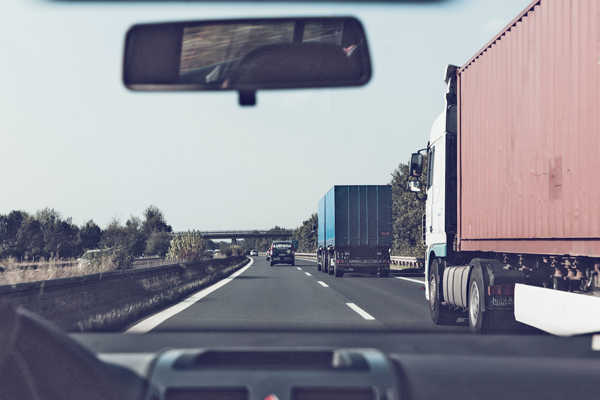 Blick aus der Windschutzscheibe auf einer Autobahn