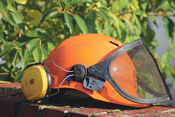 orangefarbener Helm mit Hörschutz
