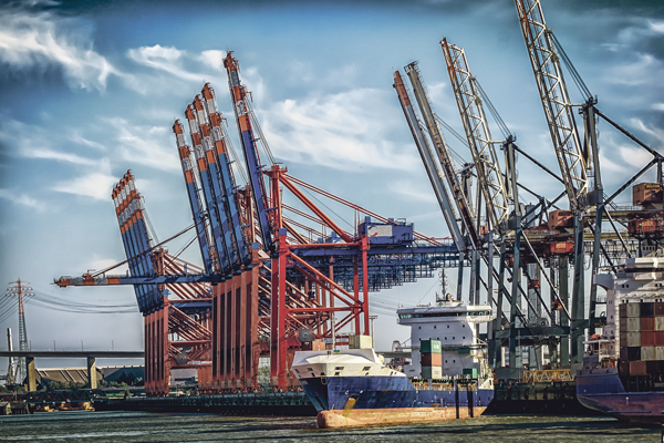 Hamburger Hafen mit Kränen und Schiffen