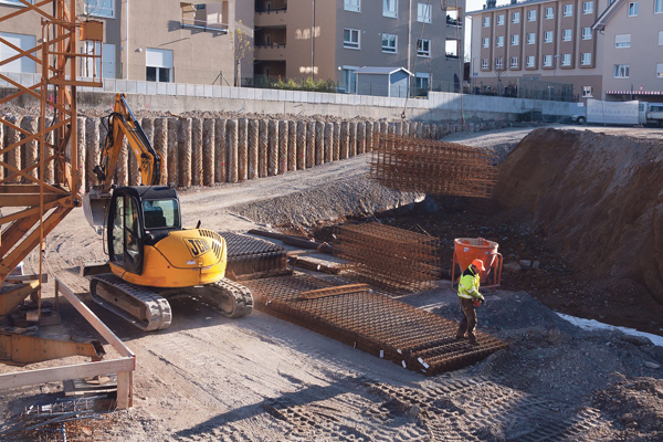 Fundamentbau mit Bauarbeiter und Bagger