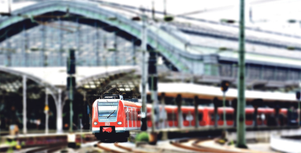 Bahnhof, aus dem eine S-Bahn heraus fährt