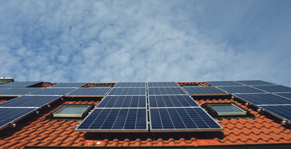 Dach mit Solarpanelen bestückt