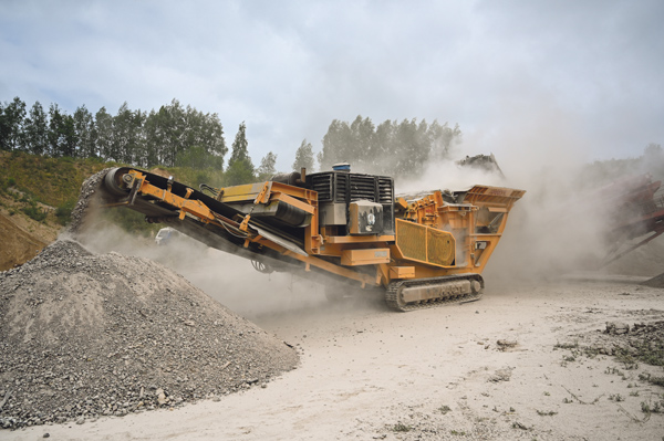 Baumaschine in Kiesgrube