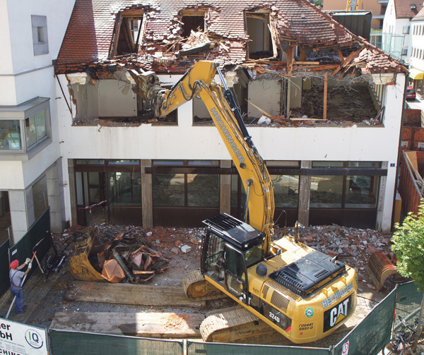 Baumaschine beim Abriss eines Wohngebäudes