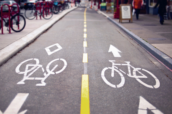 Radweg mit geparkten Fahrrädern daneben