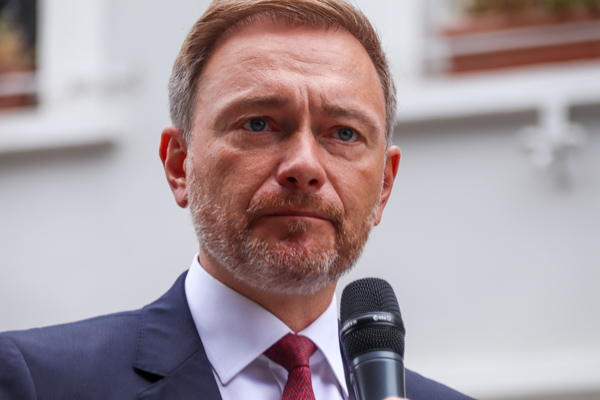 Finanzminister Christian Lindner vor einem Mikrofon