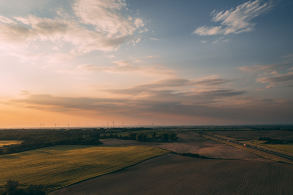 Felder von oben in der Abendsonne