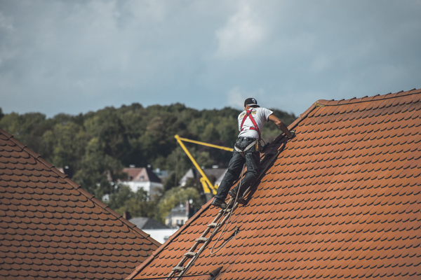 Dachdecker auf einem Dach