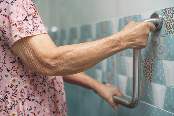 Dame greift Griff in der Dusche