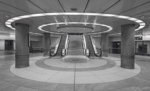 Treppe und Rolltreppe in einem Bahnhof