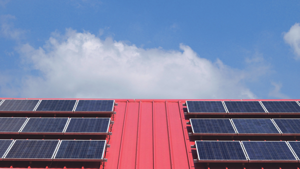 Solar Panele auf einem roten Dach