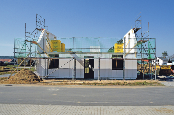 Rohbau Einfamilienhaus Gerüst Baustelle 