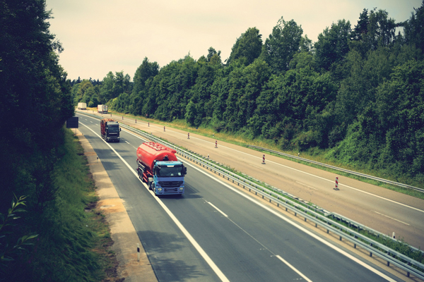 LKW auf Autobahn LKW Autobahn Straße Bäume