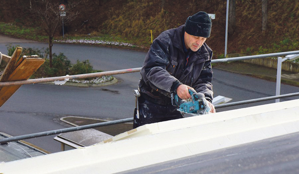 Handwerker Bauarbeiter Dachdecker Dach Dämmung