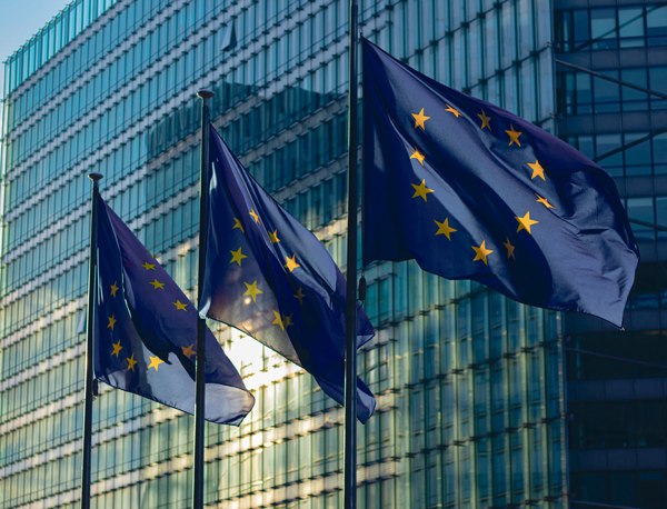 Europäische Union EU Flagge Gebäude Glasfassade