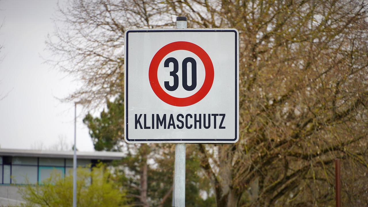 Schild Verkehrsschild Straßenschild