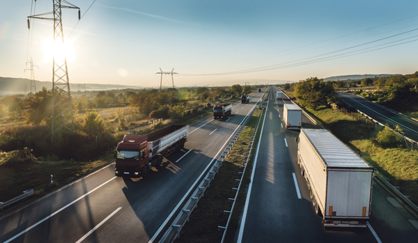 LKW Autobahn Straße Verkehr Freileitungsmasten