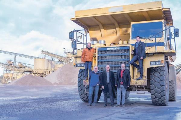 MdB Dr. Holger Becker, Harald Kalbfuß, Dr. Marko Häckel (AiF e.V.), Stefan Kimm-Friedenberg (Inhaber und Geschäftsführer der Kimm GmbH & Co. KG) und Roland Meißner (Geschäftsführer der Forschungsvereinigung Kalk-Sand e.V.) Bagger Portait 