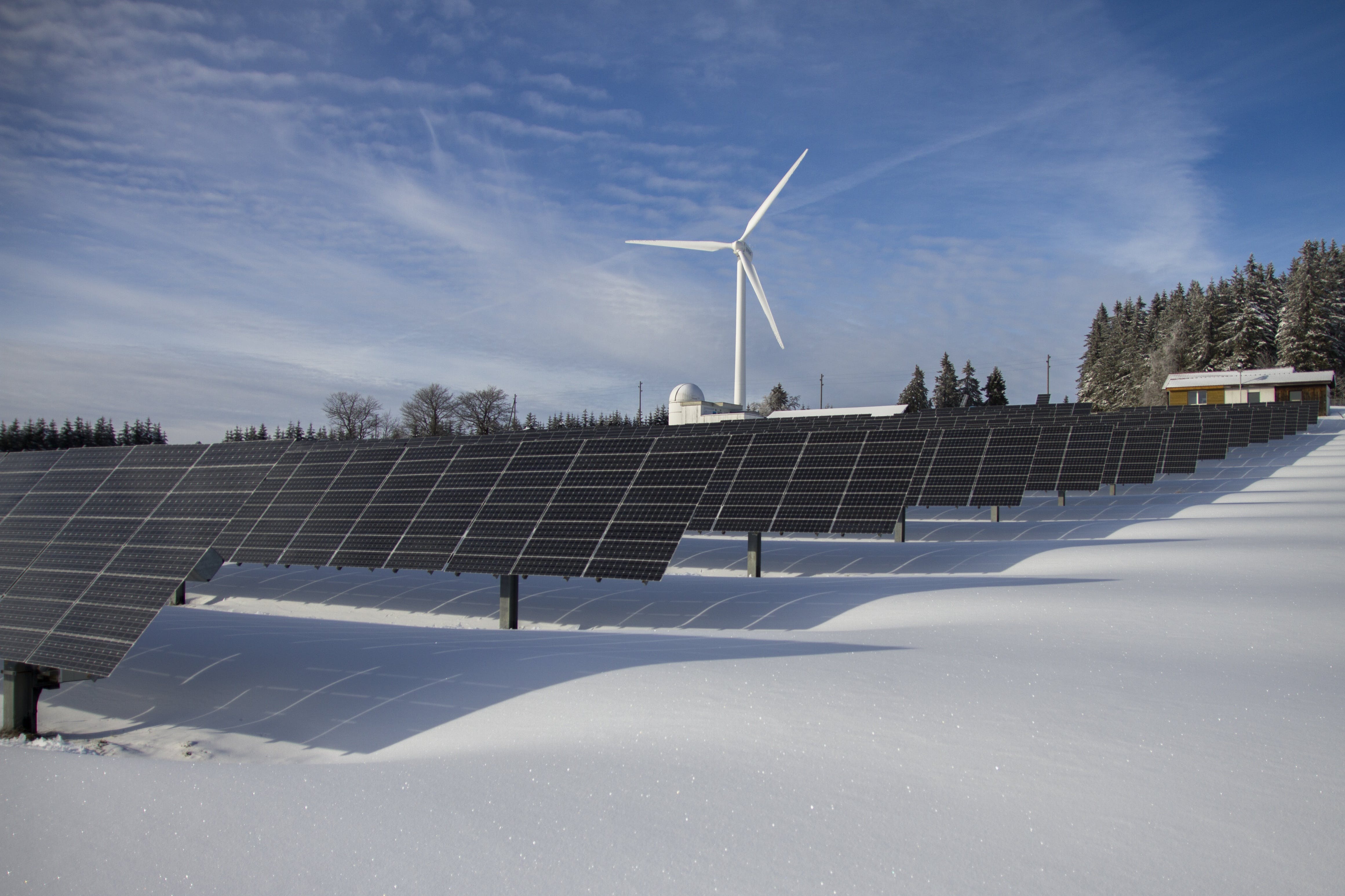 Windkraftanlage Windräder Photovoltaikanlage Solaranlage Solarpanele Schnee