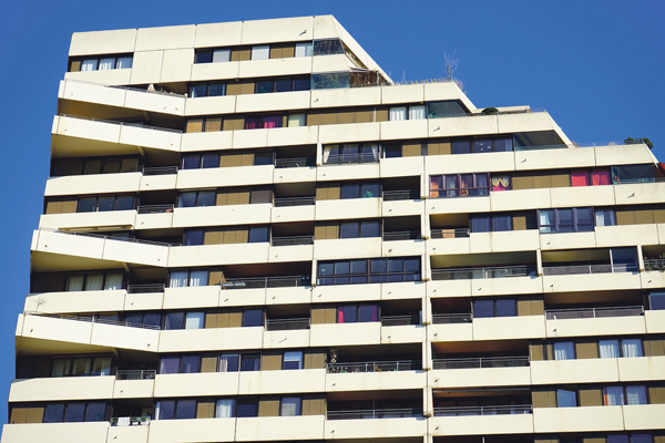 Wohngebäude Außenfassade Weiss Wohnungen Balkone