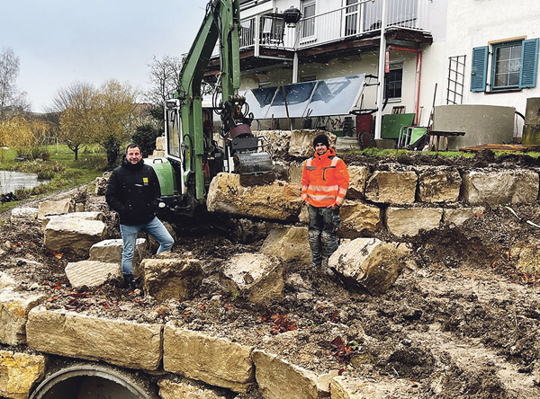 Der RotoTop macht alle Anbaugeräte endlos drehbar, ohne die Leistung spürbar zu beeinträchtigen, arbeitet auch mit schweren Natursteinen in jede Richtung. ¬  Daniel Schmid (l.), Lars-Jannik Winter (r.) 