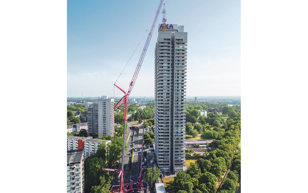 Im Tandem auf das Axa-Hochhaus: Unterstützt von einem LTM 1150-5.3 installiert ein LTM 1750-9.1 einen Turmdrehkran in 147 m Höhe Axa-Hochhaus LTM 1150-5.3 LTM 1750-9.1 Turmdrehkran