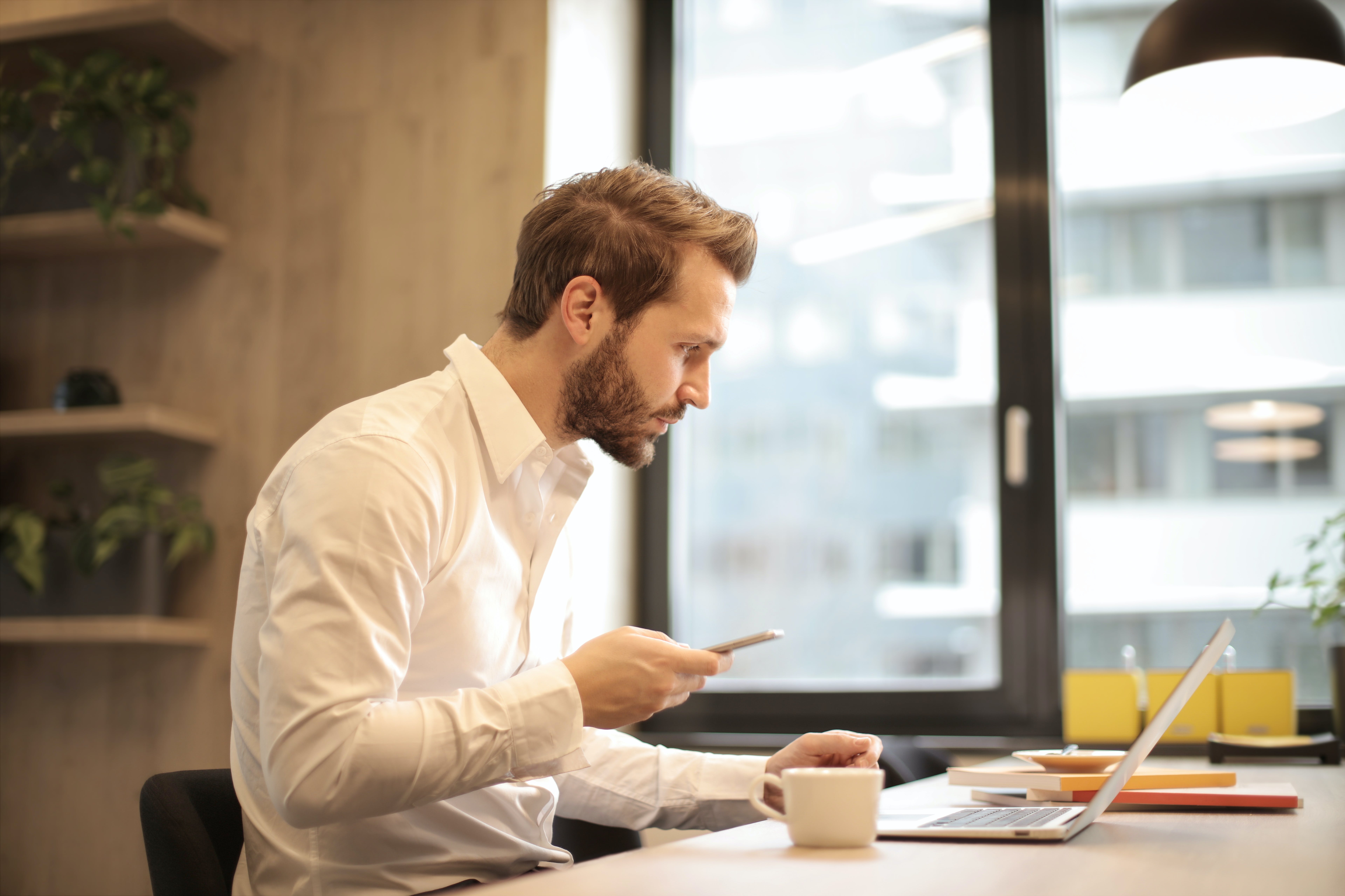 Arbeiter Mann Laptop Handy Bücher Hefte