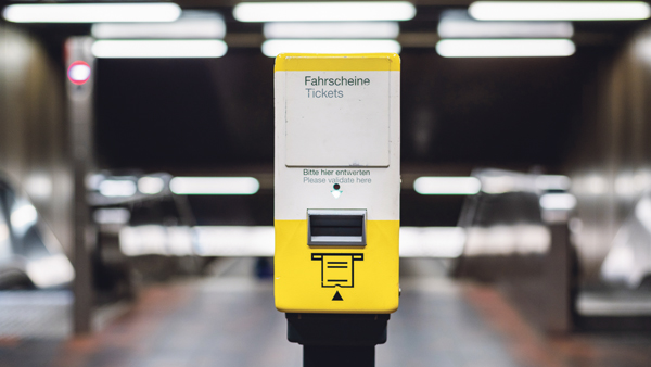 Fahrkarte Ticket Bahn Bahnstation Bahnhof Gelb 