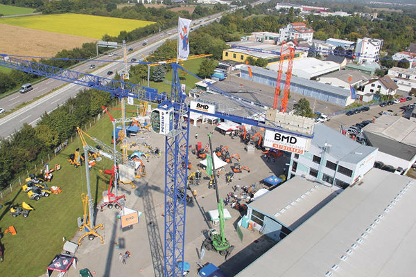 Unternehmnessitz BMD-Baumaschinendienst Kran Gebäude Autos Straße