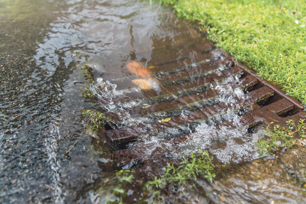 Straßenablauf Wasser Ablauf Pflastersteine 