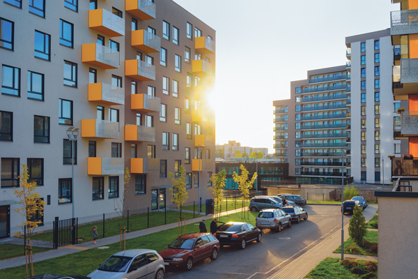 Wohngebäude Außenfassade Wohnungen Parkplatz Autos 