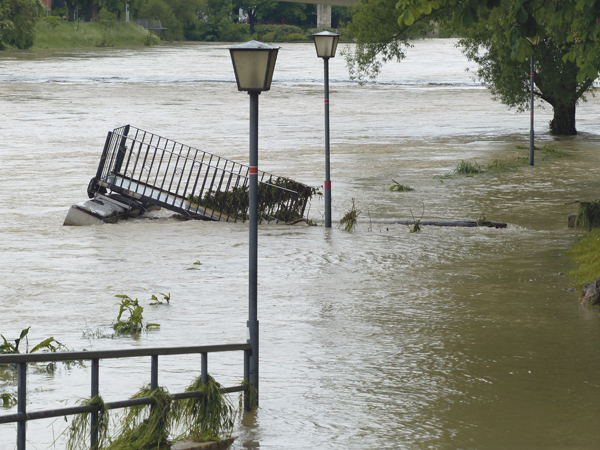 Flut Überflutung Wasser Laterne Straße Bäume