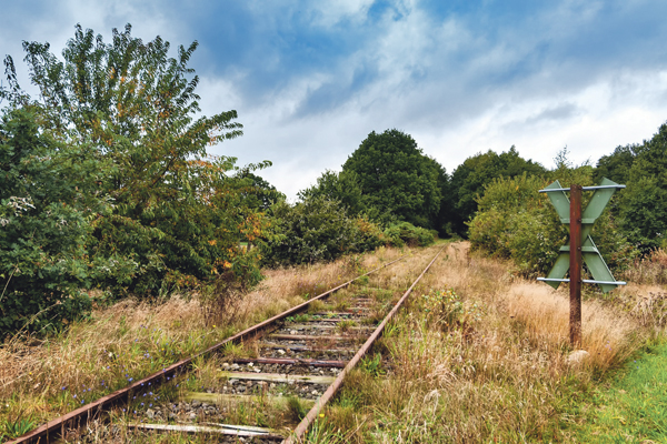 Bahngleise Gleise Unbenutzt Gras 