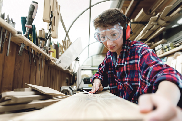 Handwerksausbildung Holz Schleifen Schleifpapier Schutzbrille Werkzeuge