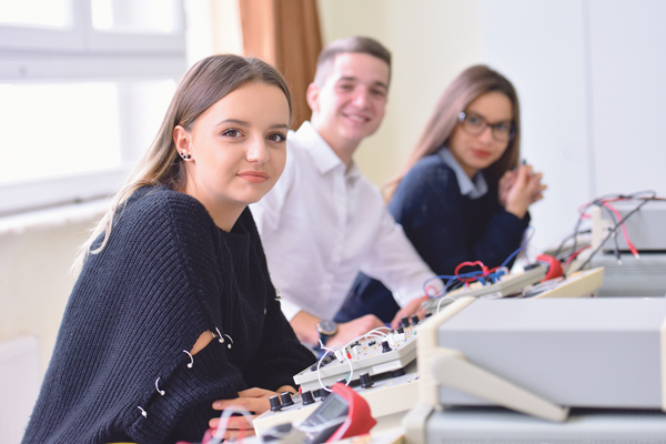 Elektrohandwerk Personen Frau Elektronik Kabel 