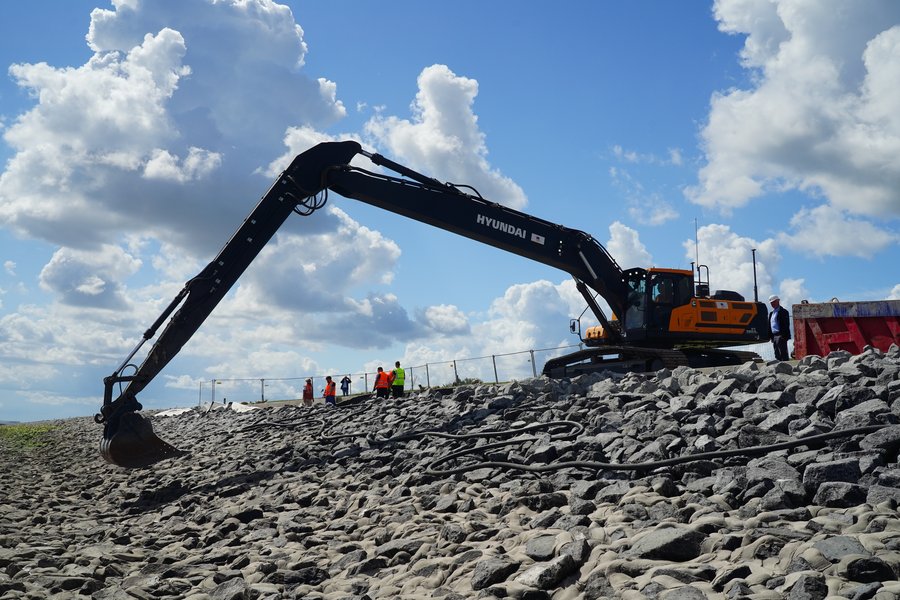 Deichbau mit Hyundai Bagger und Lader modifizierter Kettenbagger