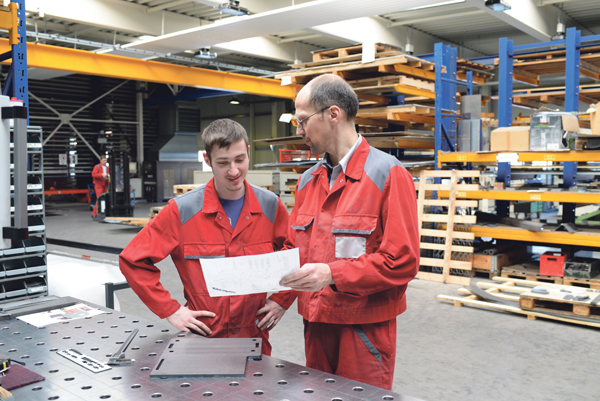 Azubis Ausbildung Meister Hadnwerksmeister Rot Handwerk 