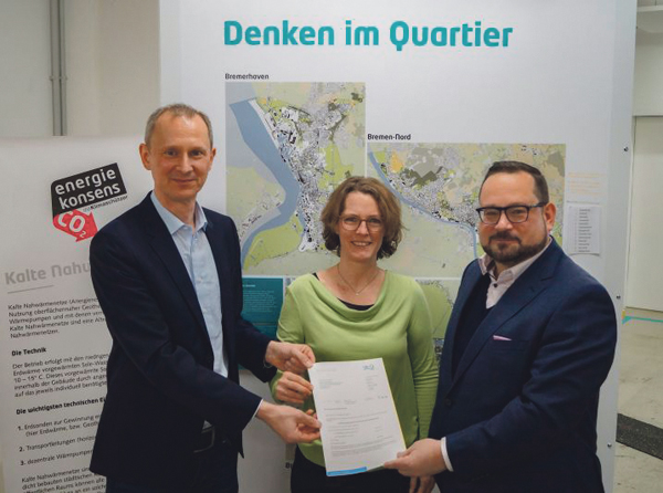 DBU-Generalsekretär Alexander Bonde (r.) übergibt den Förderbescheid für das Projekt „Urbane Anergienetze“ an die Projektpartner: HSB-Pressesprecherin Meike Mossig nahm den Bescheid stellvertretend für Prof. Dr. Winfried Osthorst gemeinsam mit energiekonsens-Geschäftsführer Martin Grocholl (l.) entgegen. 