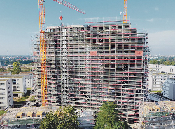 Hochhaus "Orbit" mit unkonventionellem "O"-förmigem Design Traggerüst für die Schalungsarbeiten und ein Arbeitsgerüst für den Rohbau