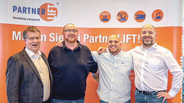v.l. Kai Schliephake (PartnerLIFT), Oliver Tix (BHV Arbeitsbühnen GmbH), Marc Reinkenhoff (KFR Mietlifte GmbH), Ralf Gärtner (PartnerLIFT) 