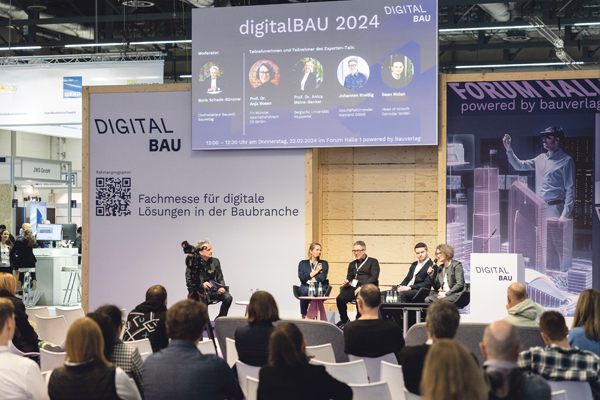 Fachmesse digitalBAU in Köln Panel Vortrag Messe Beuscher Personen