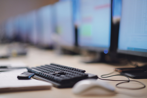 Mobilitätsmanagement im digitalen Zeitalter Tastatur Maus Monitor Monitore Arbeitsplatz 