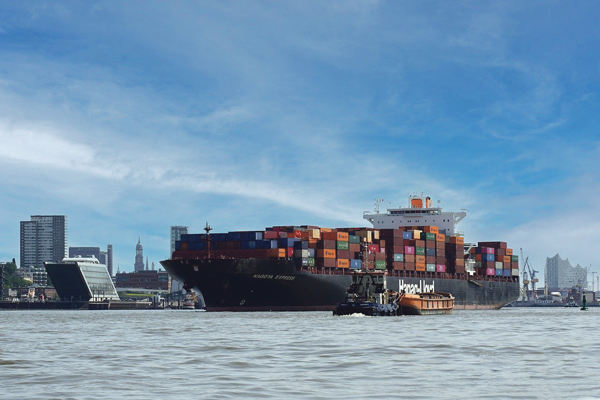 Handelsschiff im Stadthafen Containerschiff Hafen  Hamburg