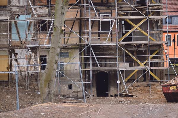 Sanierungen Gebäude Gerüst Baugerüst Baum 